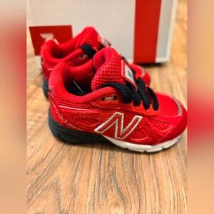 New Balance Kid's Enfants Running Shoes Sude Size 2M "NEW"